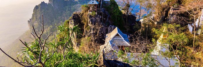Die Stadt Lampang in Thailand Dorf mit Tempel in den Bergen