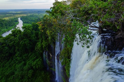 Blick von oben auf die Kalandula Wasserfälle in Angola