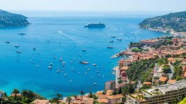 Blick auf das Meer und Häuser in Nizza