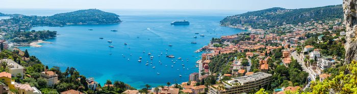 Blick auf das Meer und Häuser in Nizza