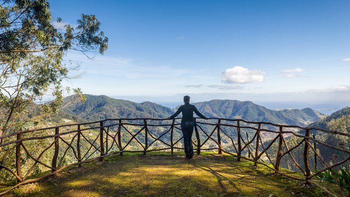 Wanderin genießt den Ausblick auf einer Aussichtsplattform auf Madeira.