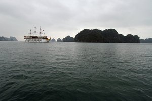 Die Halongbucht in der Dämmerung in Vietnam