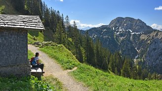 Eine Frau genießt die Aussicht auf die Berge bei einem Urlaub in Deutschland.