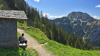 Eine Frau genießt die Aussicht auf die Berge bei einem Urlaub in Deutschland.