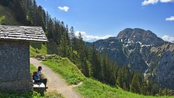 Eine Frau genießt die Aussicht auf die Berge bei einem Urlaub in Deutschland.