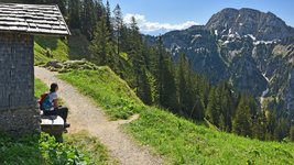 Eine Frau genießt die Aussicht auf die Berge bei einem Urlaub in Deutschland.