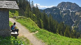 Eine Frau genießt die Aussicht auf die Berge bei einem Urlaub in Deutschland.