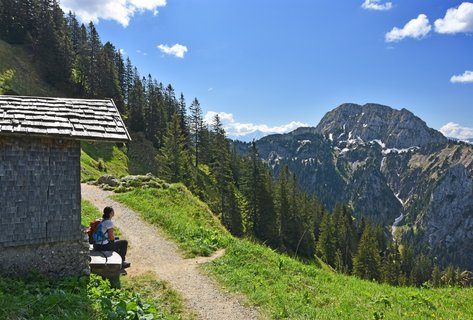 Eine Frau genießt die Aussicht auf die Berge bei einem Urlaub in Deutschland.