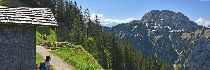 Eine Frau genießt die Aussicht auf die Berge bei einem Urlaub in Deutschland.