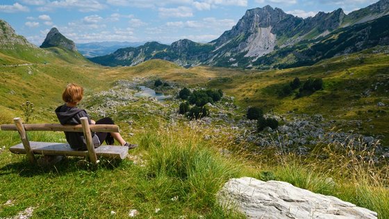 Der Durmitor Nationalpark in Montenegro Magische Aussicht auf grüne Landschaften bei einer Pause auf einer Bank.