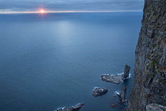 Sonnenuntergang über dem Meer bei den Färöer-Inseln