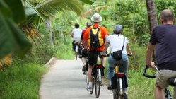 Pressebild für neue Südostasien Touren mit Menschen, welche eine Fahrradtour machen
