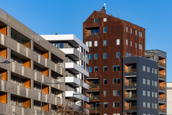 Häuserfront in Norra Djurgardstaden Schräger Blickwinkel auf eine Häuserfront mit drei oder vier mehrstöckigen modernen Gebäuden in grau, weiß, rostbraun mit grau.