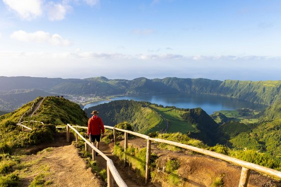 Ein Wanderer läuft einen Wanderweg auf der Azoreninsel São Miguel