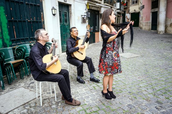 Eine Sängerin und zwei Gitarristen spielen auf der Straße