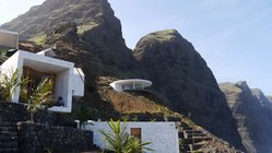 Das Mamiwata ECO VILLAGE auf Santo Antão, Kapverden Ein Hotel an einer Steilküste