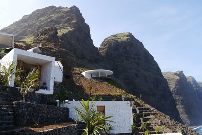 Ein Hotel an einer Steilküste
