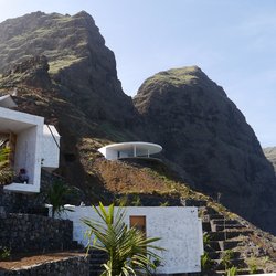 Ein Hotel an einer Steilküste