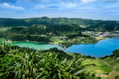 Die Kraterseen von Sete Cidades Im Mittelgrund des Bildes liegen zwei Kraterseen, von denen der linke grünes und der rechte blaues Wasser hat.