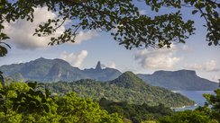 Blick über das Landinnere und die Küste von São Tomé e Príncipe 