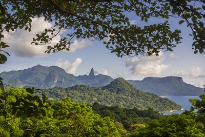 Blick über das Landinnere und die Küste von São Tomé e Príncipe 