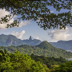 Blick über das Landinnere und die Küste von São Tomé e Príncipe 