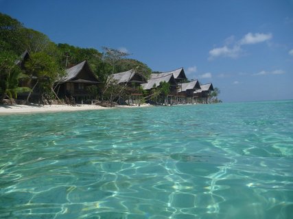 Blick vom Meer auf den Strand von Borneo