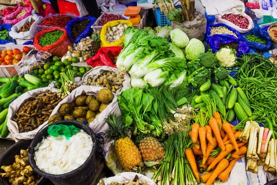 Nahaufnahme eines Marktstandes mit Gemüse