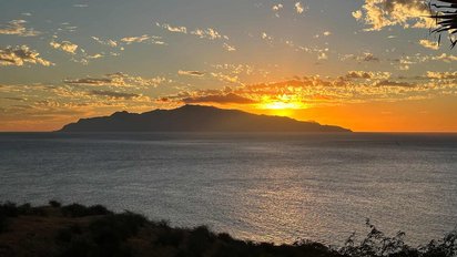 Man sieht einen Sonnenuntergang über dem Meer auf der kapverdischen Insel Brava