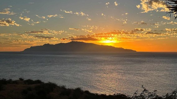 Man sieht einen Sonnenuntergang über dem Meer auf der kapverdischen Insel Brava