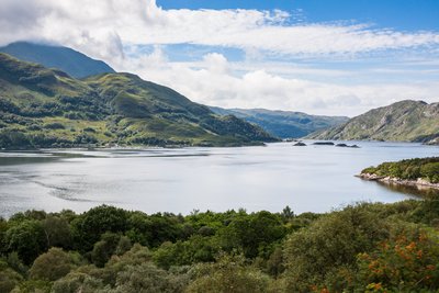 Natur in den Highlands von Schottland in Großbritannien Berge und ein großer See