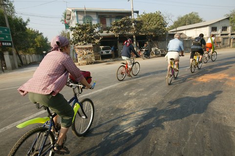 Eine Fahrradgruppe fährt auf einer Straße durch die Stadt