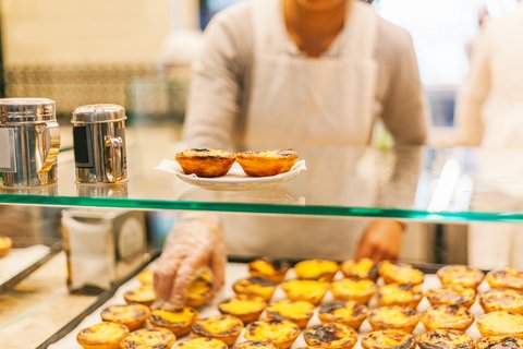 Pastéis de Nata in der Auslage einer Bäckerei