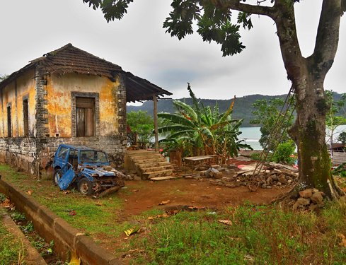 Ein Haus im sao-toméischen Dorf Porto Alegre Ein altes Haus auf Sao Tomé