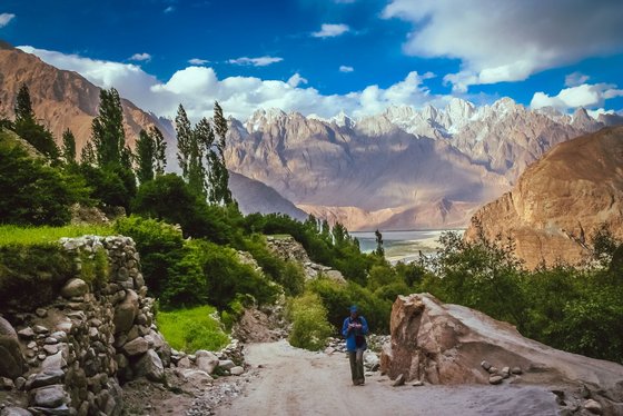 Slow Travel: Die Ruhe bewusst genießen Frau wandert alleine durch das Gebirgen Karakolum