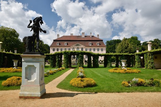 Ein Barockschloss mit einem gepflegten Park