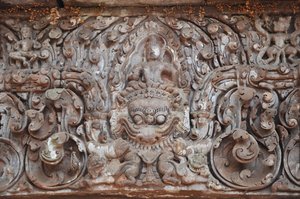 Ein Relief des buddhistischen Gotts Vishnu auf einem Adler reitend