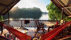 Denpaati River Lodge in Suriname Aussicht der Terrasse der Denpaati River Lodge auf einen See