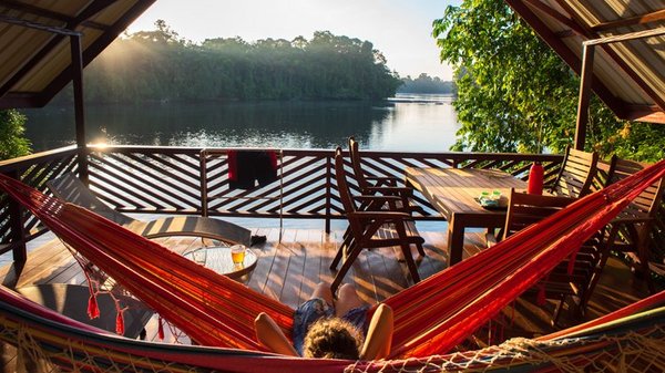 Aussicht der Terrasse der Denpaati River Lodge auf einen See