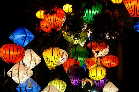 Bunte Lampions in der Nacht in Vietnam