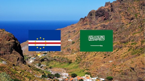 Auf dem Bild sind die Flaggen der Kapverden und von Saudi-Arabien abgebildet. Im Hintergrund ist eine bergige Landschaft der Kapverden direkt am Meer abgebildet.