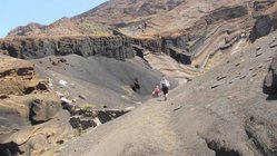 Reisegruppe wandern auf Aschebergen auf der Vulkaninsel Fogo.
