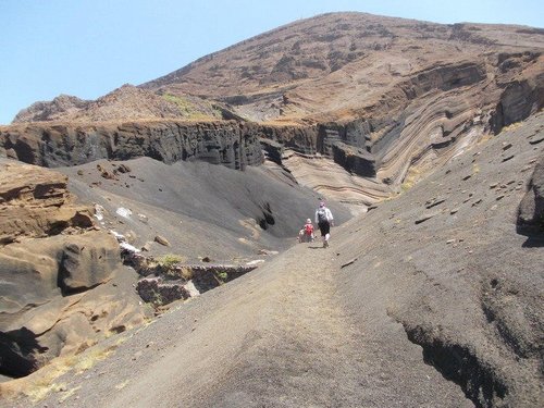 Kapverden: Vulkanwanderung auf Fogo Reisegruppe wandern auf Aschebergen auf der Vulkaninsel Fogo.