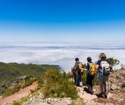 Wandern über den Wolken auf Madeira Eine Wandergruppe blickt vom Gipfel aus über die Landschaft