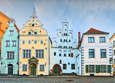Eine Häuserreihe mit bunt angestrichenen Häusern in Riga, Lettland