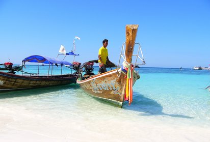 Zwei Boote am Strand im Wasser