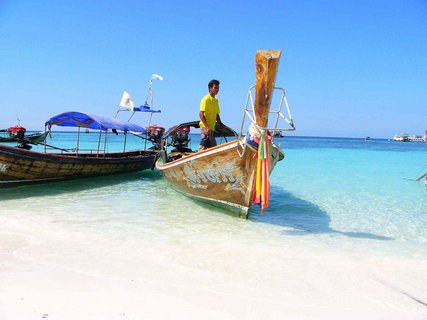 Zwei Boote am Strand im Wasser
