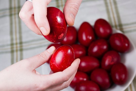 Zwei rote Ostereier werden gegeneinander gehauen