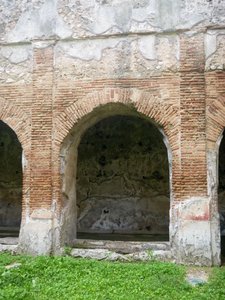 Nahansicht von außen auf einen Pilastergang einer antiken römischen Villa