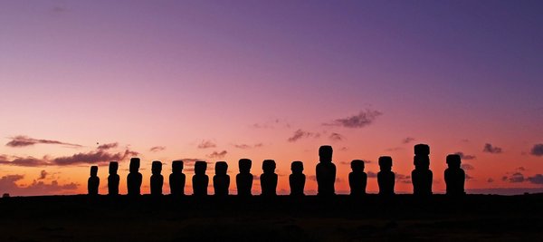 Ein Sonnenuntergang auf der Osterinsel in Chile